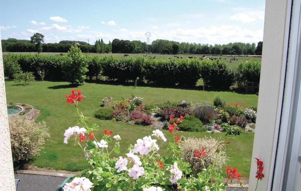 Amazing Apartment In Roz-Landrieux With Kitchen Exteriör bild